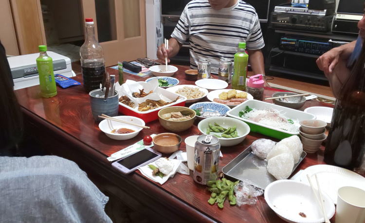 皆さんで鮎尽くしで宴しました。お刺身、鮎せんべい、唐揚げ、天ぷら、南蛮漬け他